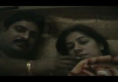 Hayden đặt tay massage sex nhật mình trong một máng.