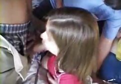 Tình dục với một người phụ NỮ nhỏ ăn ở góc phòng trong một massage sex moi nhat cái ghế gần bức tường