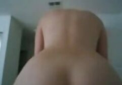 Một cô gái với rách phim sex japan massage đơn đặt hàng một con rắn bị chìm mông của cô