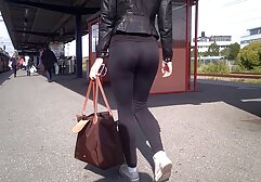 Một người đàn ông, liếm, vợ ông, vịt mat xa gai nhat với anh ấy trong một căn phòng khách sạn với một cái giường lớn