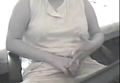 Một cô gái dễ phim massage nhật bản thương, trong khu vực của đường đến công viên nước